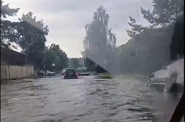 Hace 8 días, un auto se hundió en vía colapsada cerca de Moscú tras fuerte aguacero