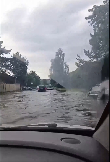 Hace 8 días, un auto se hundió en vía colapsada cerca de Moscú tras fuerte aguacero