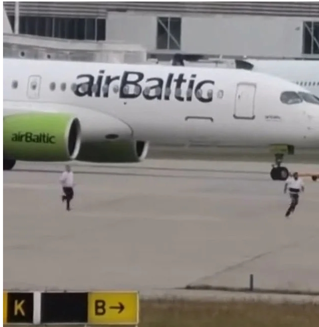 Hombre irrumpe corriendo en pista de Heathrow mientras aterrizan avione