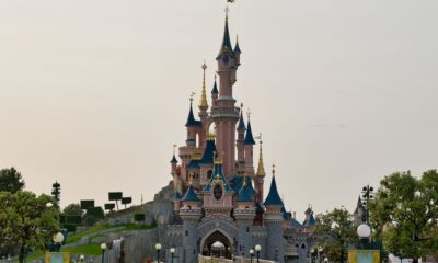 Cancelan en Disneyland París una ceremonia simulada de boda con una menor de edad; hay cuatro detenidos