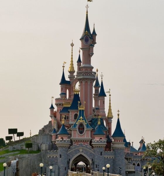 Cancelan en Disneyland París una ceremonia simulada de boda con una menor de edad; hay cuatro detenidos