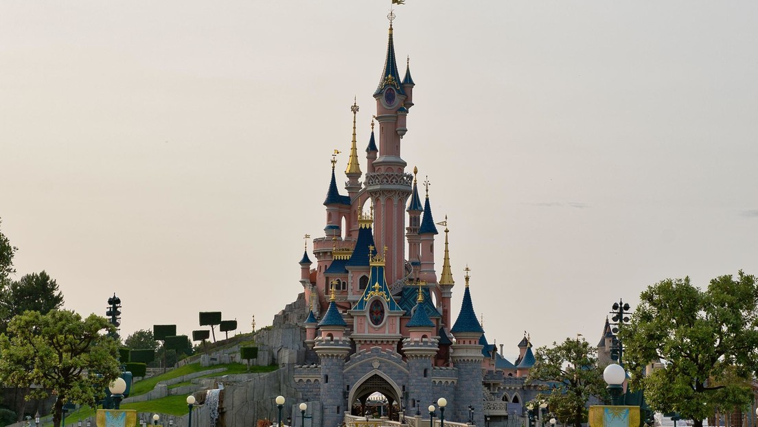 Cancelan en Disneyland París una ceremonia simulada de boda con una menor de edad; hay cuatro detenidos