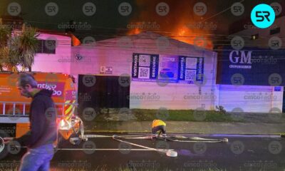 Autoridades atienden un incendio en una bodega sobre Bulevar Hermanos Serdán; el siniestro estaría relacionado con vehículos.