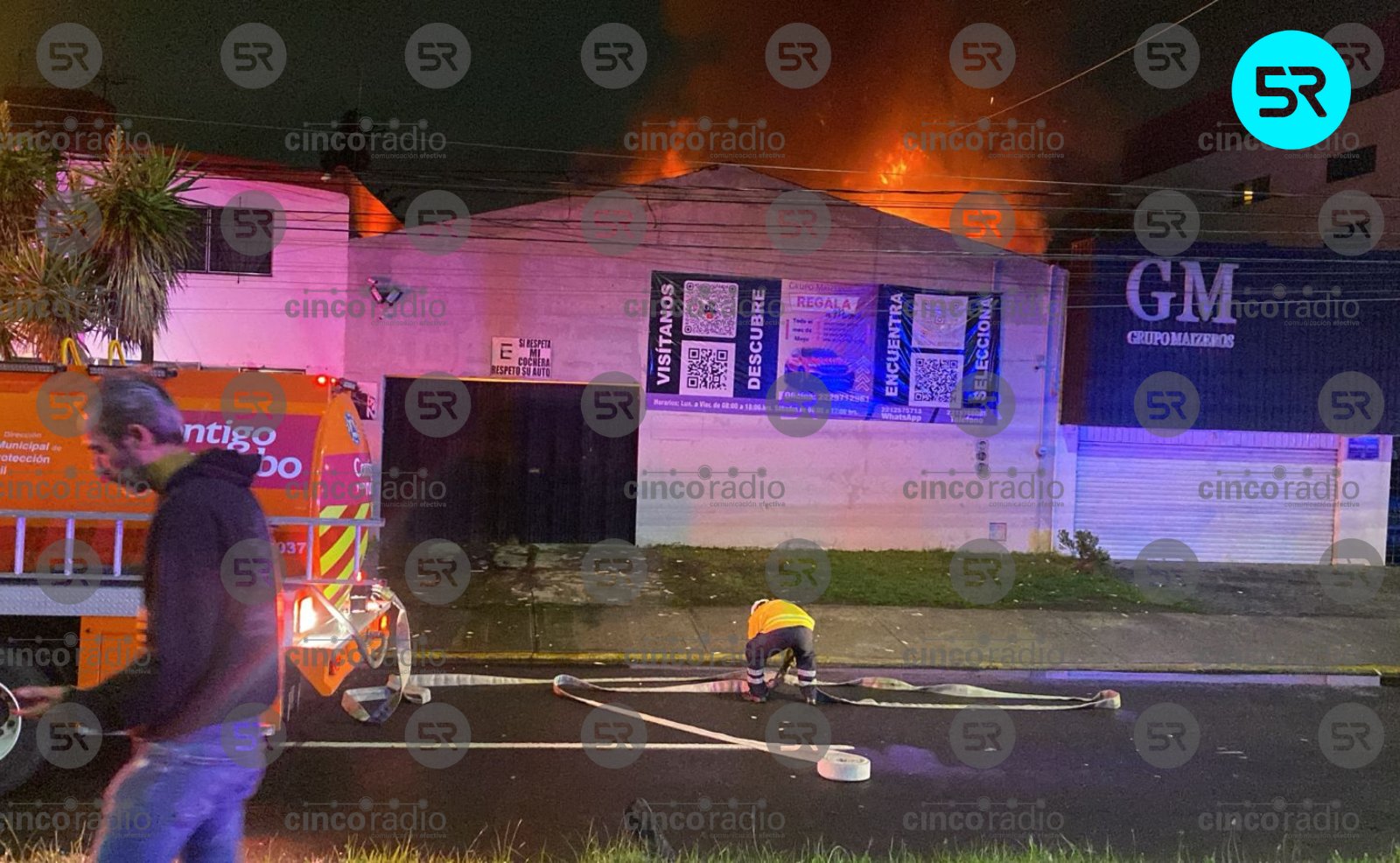 Autoridades atienden un incendio en una bodega sobre Bulevar Hermanos Serdán; el siniestro estaría relacionado con vehículos.