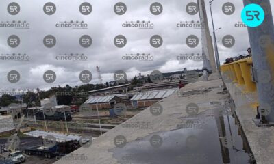 #ReporteRed ⚠ || Hombre amenaza con arrojarse desde el puente de la Central de Abasto, en la Vía Corta a Santa Ana, el que cruza la pista. Autoridades ya están en el sitio.