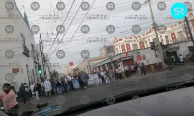 Se reúnen personas para dar inicio a la marcha del personal de la Secretaría de Salud, desde la 15 Sur hasta Casa Aguayo.