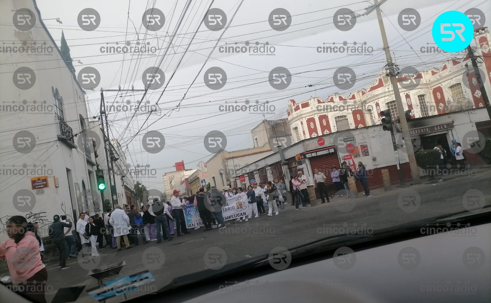 Se reúnen personas para dar inicio a la marcha del personal de la Secretaría de Salud, desde la 15 Sur hasta Casa Aguayo.
