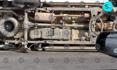 Camioneta volcada en Periférico rumbo a Tehuacán