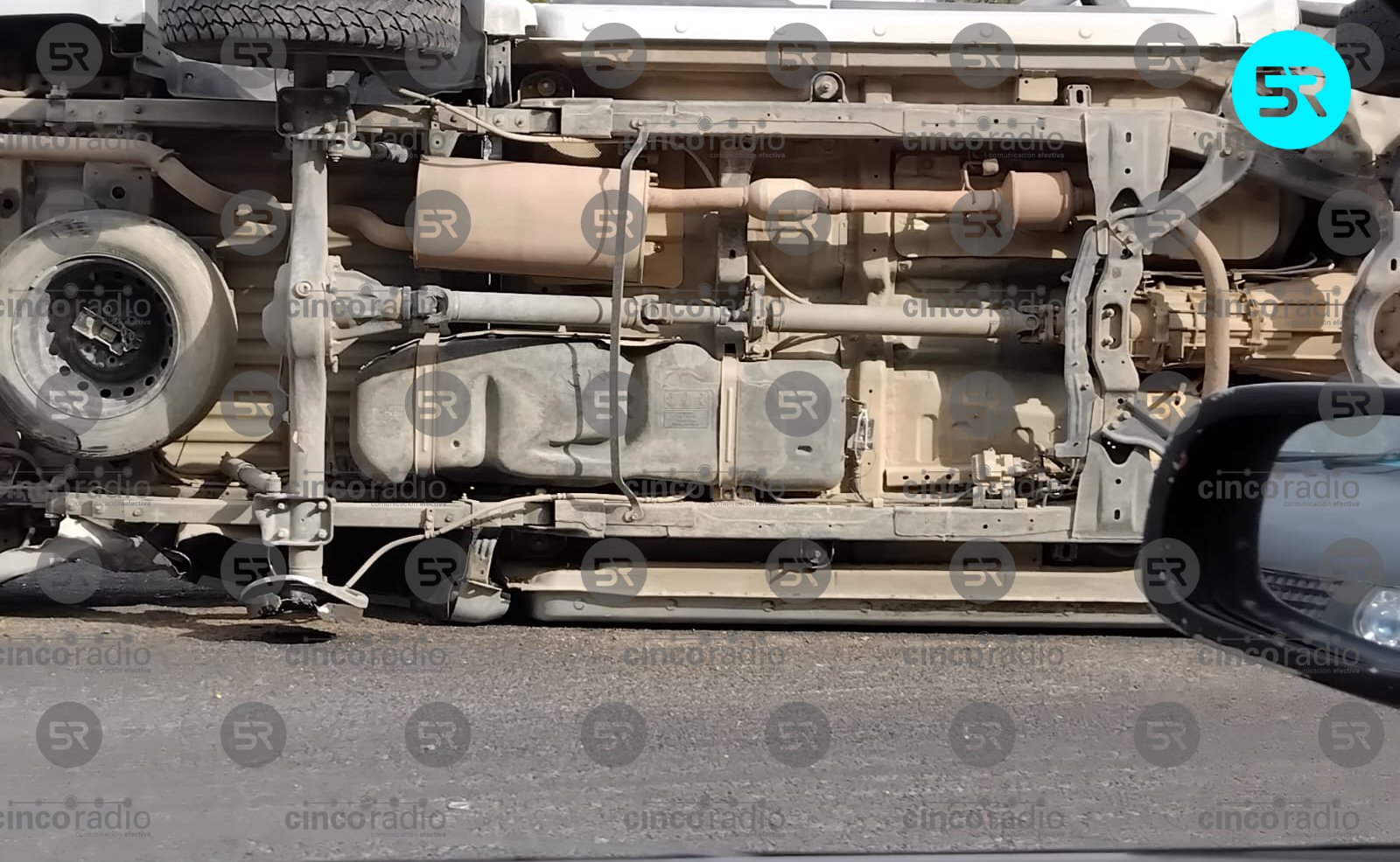 Camioneta volcada en Periférico rumbo a Tehuacán