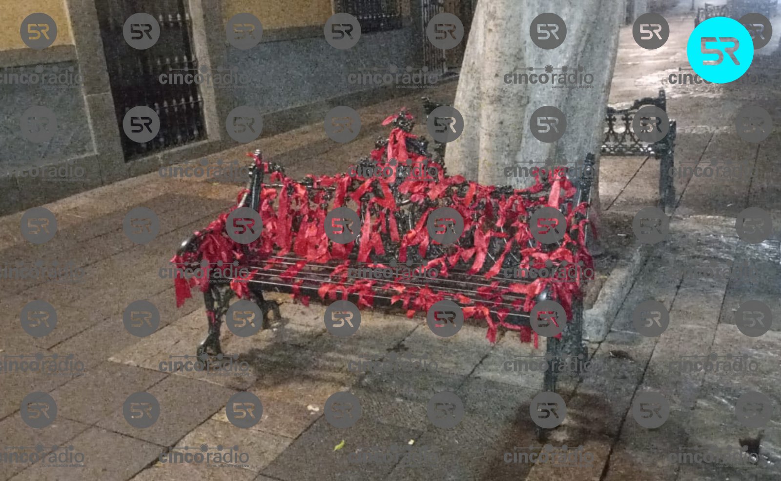 "La banca del amor" frente al Carolino intriga a poblanos