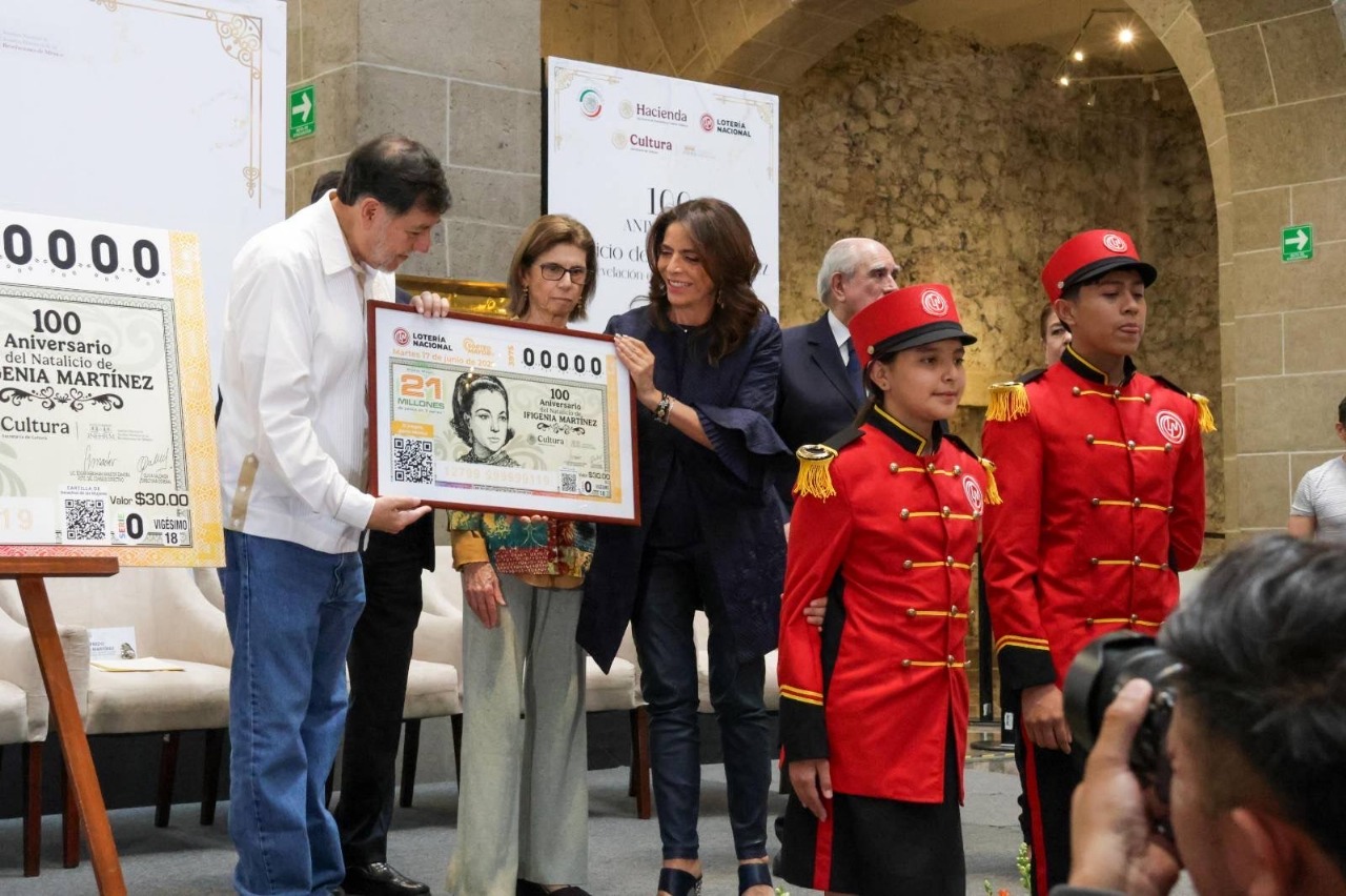 Lotería Nacional y el Senado presentan cachito conmemorativo por los 100 años de Ifigenia Martínez, pionera en economía y política mexicana.