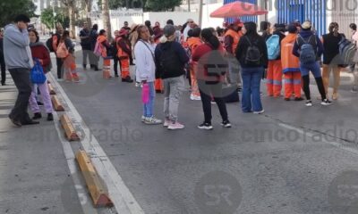 rabajadores del OOSL bloquean el Boulevard Valsequillo, a la altura de la estación de bomberos