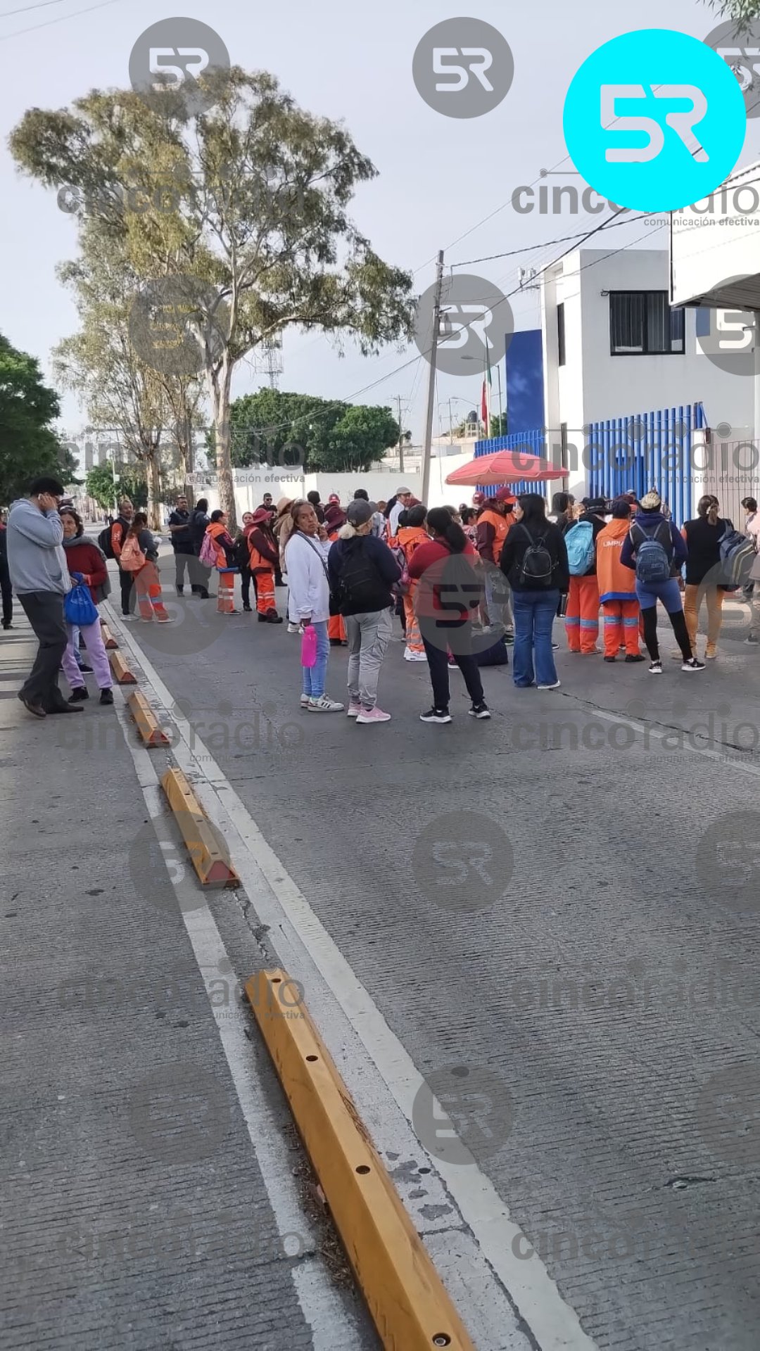 rabajadores del OOSL bloquean el Boulevard Valsequillo, a la altura de la estación de bomberos