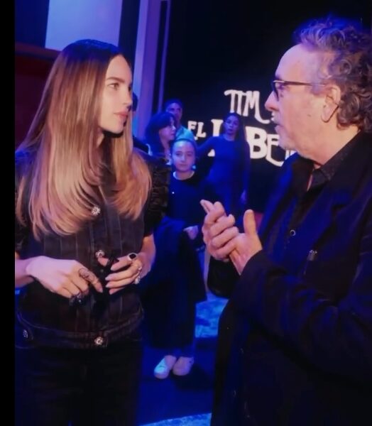 Belinda inauguró junto a Tim Burton “El Laberinto” en CDMX. La exposición ofrece una experiencia inmersiva en el universo del cineasta estadounidense.