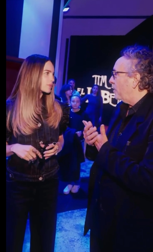 Belinda inauguró junto a Tim Burton “El Laberinto” en CDMX. La exposición ofrece una experiencia inmersiva en el universo del cineasta estadounidense.