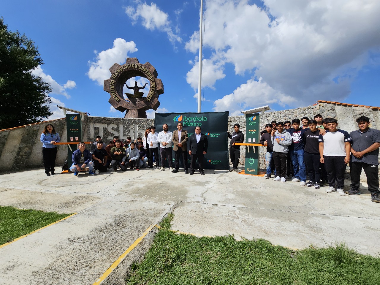 Iberdrola México impulsa energías limpias en Puebla con torres de carga solar para estudiantes