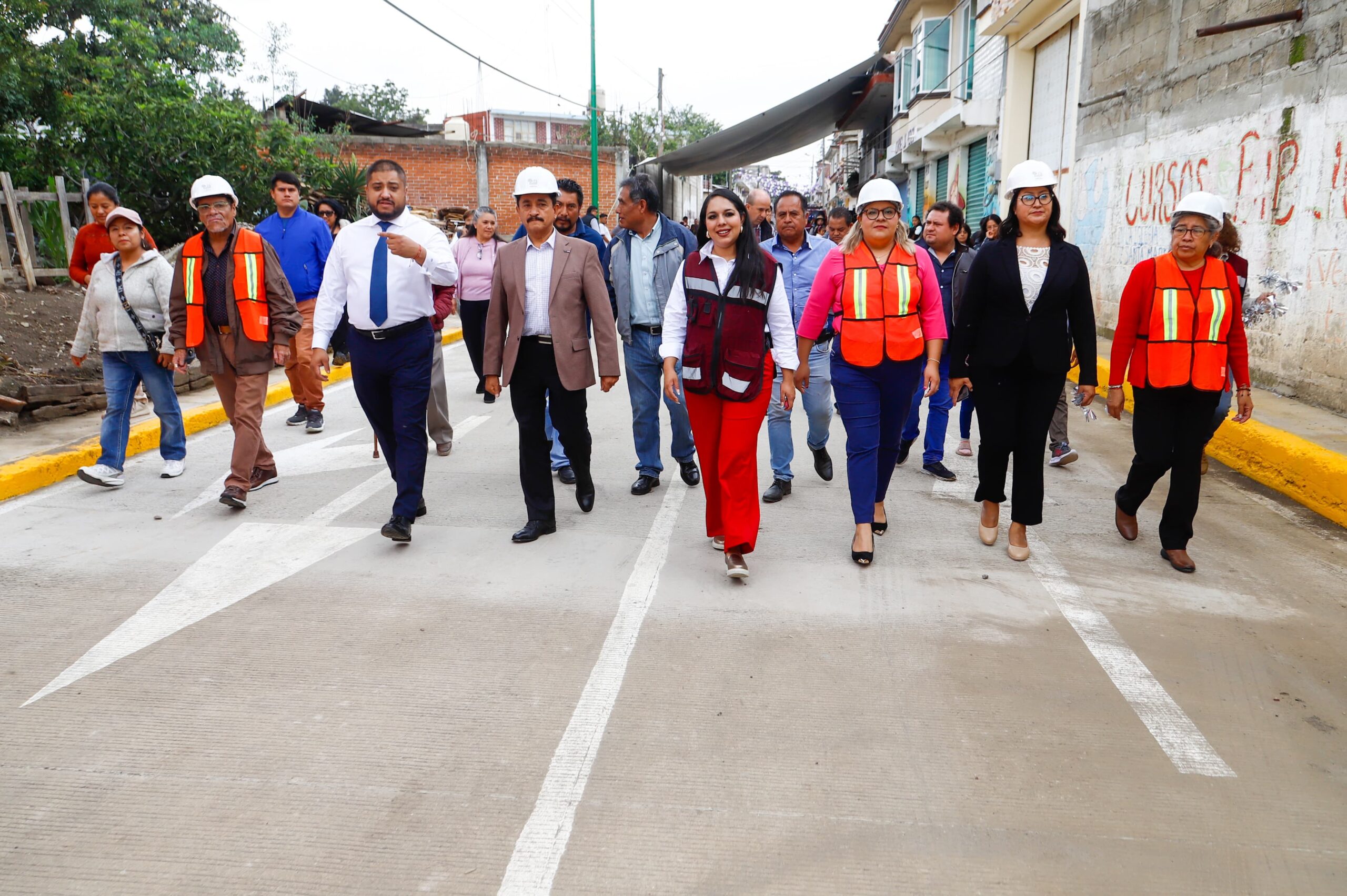 Tonantzin Fernández inaugura calle en Acuexcomac y anuncia obras en todas las juntas auxiliares de San Pedro Cholula durante este 2025.
