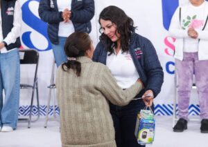 Promueve Lupita Cuautle el autocuidado con entrega de kits médicos en San Andrés Cholula