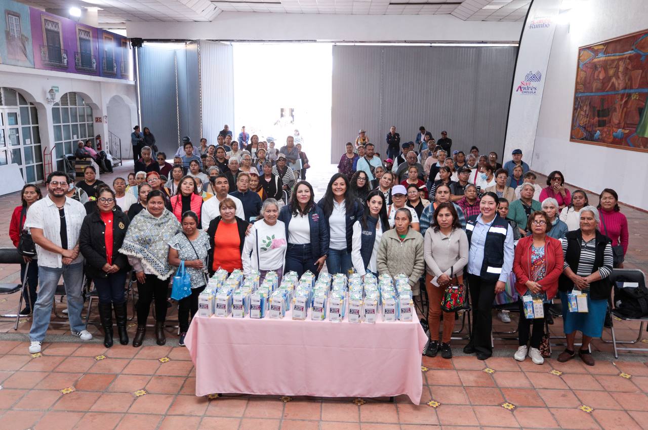 Lupita Cuautle impulsa el autocuidado con entrega de kits que permiten monitorear diabetes, hipertensión y otras afecciones desde casa.