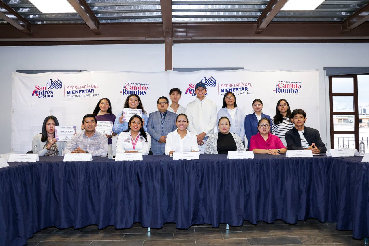 Lupita Cuautle reconoce a jóvenes becados por la UDLAP