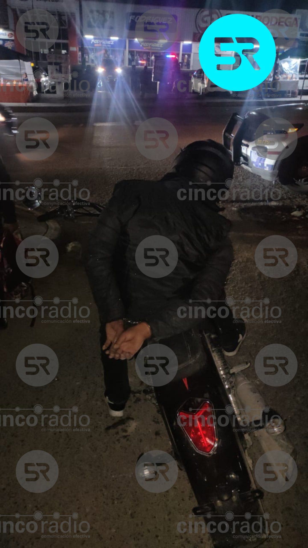 Autoridades detuvieron a un hombre acusado de múltiples asaltos a tiendas OXXO en el sur de Puebla, tras una persecución la noche del martes.