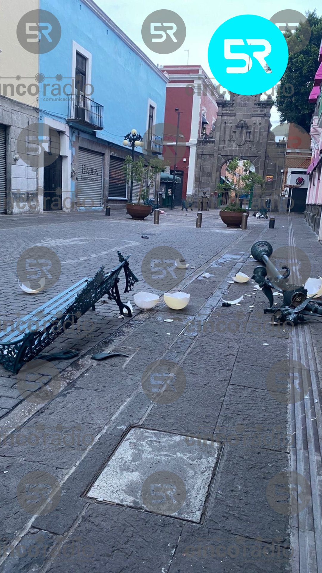 Camioneta de turismo daña luminaria y banca en el Centro Histórico de Puebla