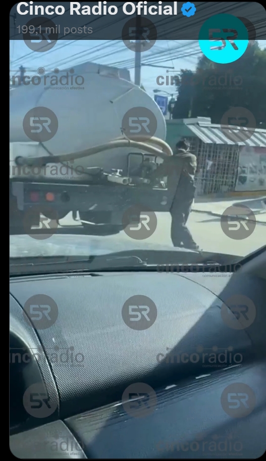 Joven circula en patineta agarrado de una pipa en Prolongación 14 Sur; video se vuelve viral