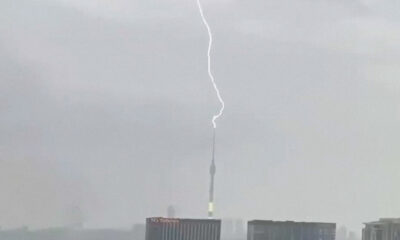 El 8 de junio, un rayo cayó sobre la torre de televisión en Moscú durante intensas lluvias. Meteorólogos advirtieron sobre posibles tornados en la zona.