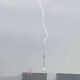 El 8 de junio, un rayo cayó sobre la torre de televisión en Moscú durante intensas lluvias. Meteorólogos advirtieron sobre posibles tornados en la zona.