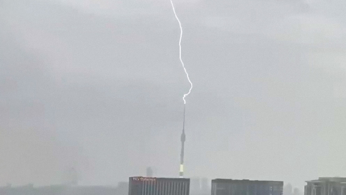 El 8 de junio, un rayo cayó sobre la torre de televisión en Moscú durante intensas lluvias. Meteorólogos advirtieron sobre posibles tornados en la zona.