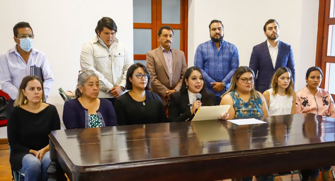 La alcaldesa fijó postura ante hechos en el Mercado Cosme del Razo y aseguró que su gobierno actuará con legalidad, firmeza y transparencia.