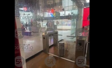 Lluvia provoca filtraciones y afecta locales en Explanada Puebla