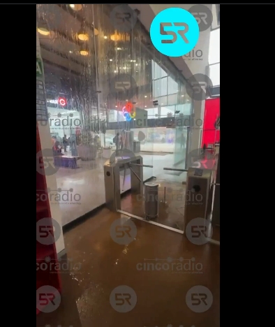Lluvia provoca filtraciones y afecta locales en Explanada Puebla