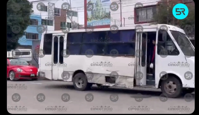 Uno de los conductores ignoró el semáforo en rojo; no hubo heridos graves. Las unidades fueron retiradas y la vialidad se normalizó rápidamente.