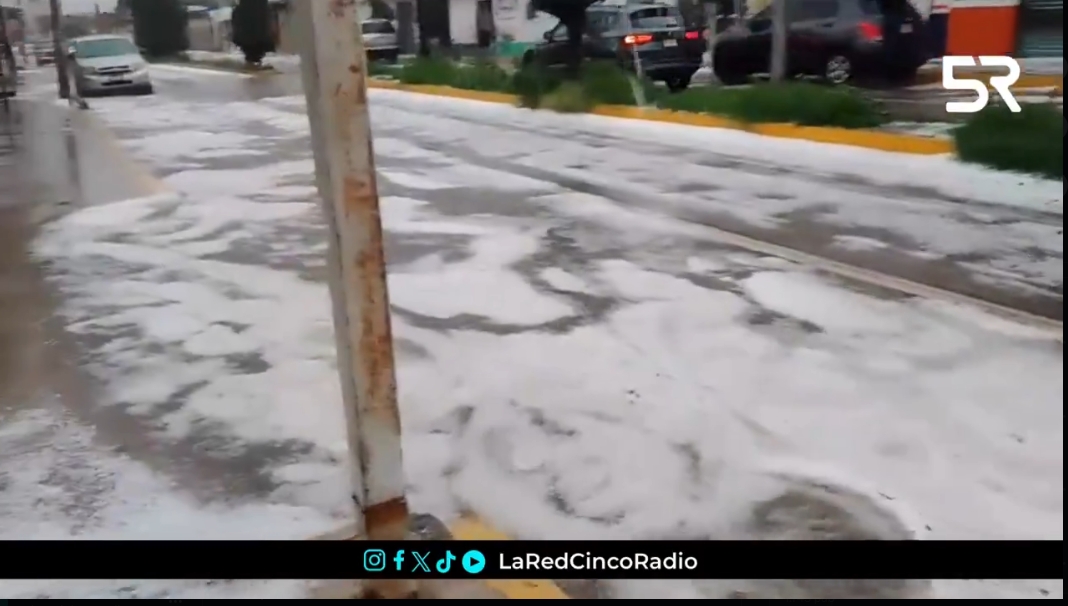 San Martín Texmelucan sufre estragos por granizada: calles inundadas, techos derrumbados y cierres viales en puentes El Moral y Santa Catarina Hueyatzacoalco.