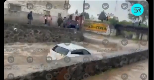 Camioneta Arrastrada por Corriente en Barranca de Chiautempan Vehículo Termina en Barranca Briones Tras Ser Llevado por el Agua; Autoridades Realizaron Labores de Rescate sin Reportar Heridos