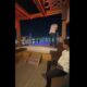Una joven causó furor en redes al compartir su reacción ante un pensamiento intrusivo mientras paseaba en un yate con amigos por el río Nilo. Video viral.