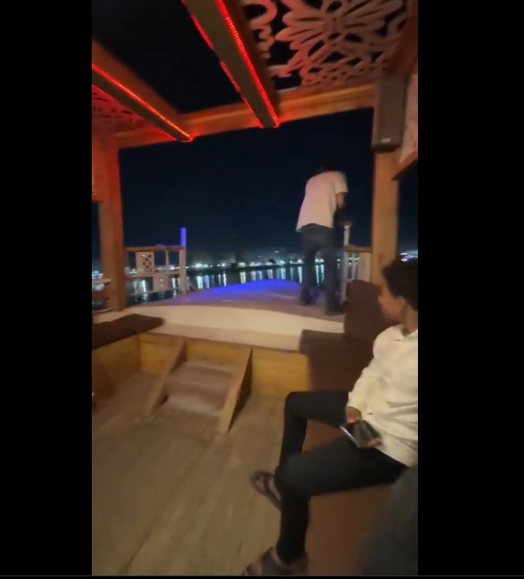 Una joven causó furor en redes al compartir su reacción ante un pensamiento intrusivo mientras paseaba en un yate con amigos por el río Nilo. Video viral.