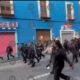Cierran calles del Centro Histórico por reordenamiento Desde las 5:00 de la mañana de este jueves 18 de julio, el Ayuntamiento de Puebla implementó cierres viales en el Centro Histórico como parte de un operativo de reordenamiento del comercio popular, en coordinación con los gobiernos estatal y federal.