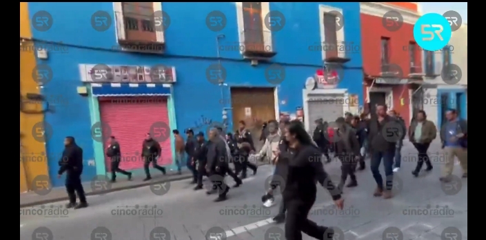 Cierran calles del Centro Histórico por reordenamiento Desde las 5:00 de la mañana de este jueves 18 de julio, el Ayuntamiento de Puebla implementó cierres viales en el Centro Histórico como parte de un operativo de reordenamiento del comercio popular, en coordinación con los gobiernos estatal y federal.