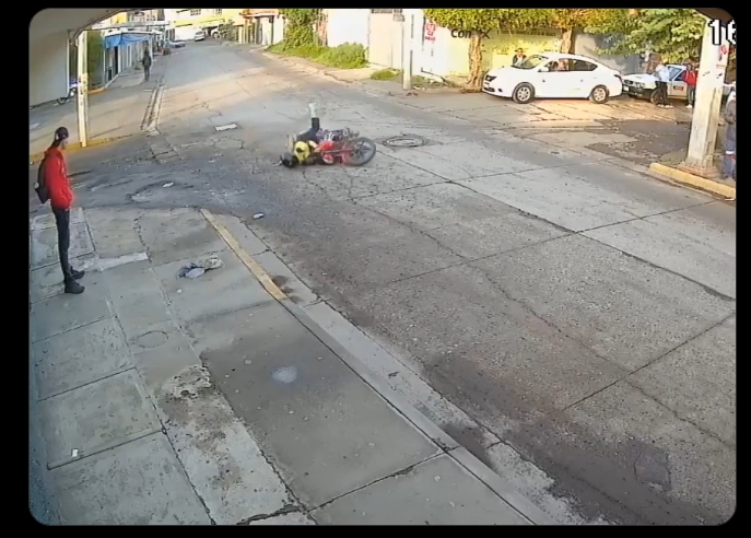 Perro derriba a motociclista en Uruapan y huye del lugar