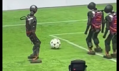 China realizó el primer torneo de fútbol con robots humanoides totalmente autónomos, capaces de jugar sin intervención humana gracias a IA.