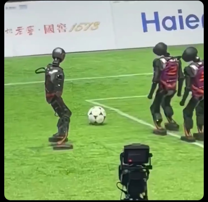 China realizó el primer torneo de fútbol con robots humanoides totalmente autónomos, capaces de jugar sin intervención humana gracias a IA.