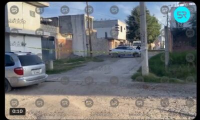 La víctima fue localizada en su domicilio con signos de estrangulamiento y lesiones en el rostro; autoridades investigan el caso.