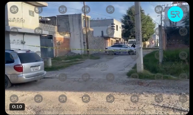 La víctima fue localizada en su domicilio con signos de estrangulamiento y lesiones en el rostro; autoridades investigan el caso.