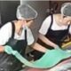 Captura de pantalla de una cámara de seguridad que muestra al personal de cocina añadiendo colorante a la harina. (Weibo)