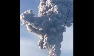 ¡Impresionante! El Monte Marapi entra en erupción y lanza enorme columna de humo en Sumatra