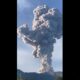 ¡Impresionante! El Monte Marapi entra en erupción y lanza enorme columna de humo en Sumatra