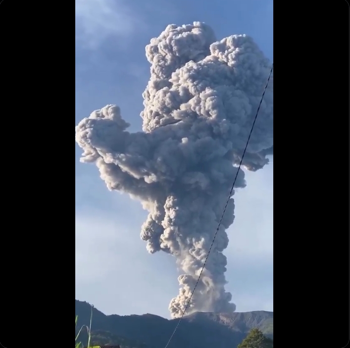 ¡Impresionante! El Monte Marapi entra en erupción y lanza enorme columna de humo en Sumatra