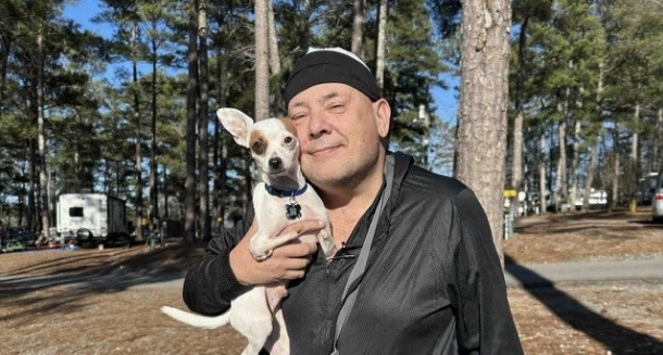 Andrew Kuzyk and Chihuahua named Champ. (Pix via Andrew Kuzyk / SWNS)